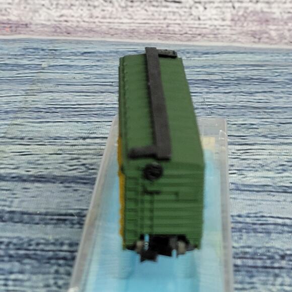Vintage N scale The progressive way double door boxcar green & yellow with case - Picture 6 of 7